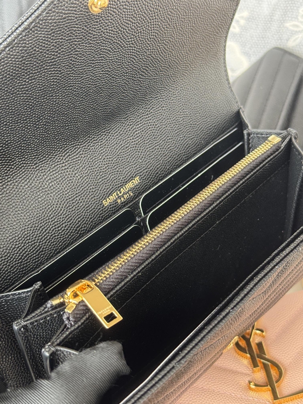 イヴサンローラン財布着用イメージ